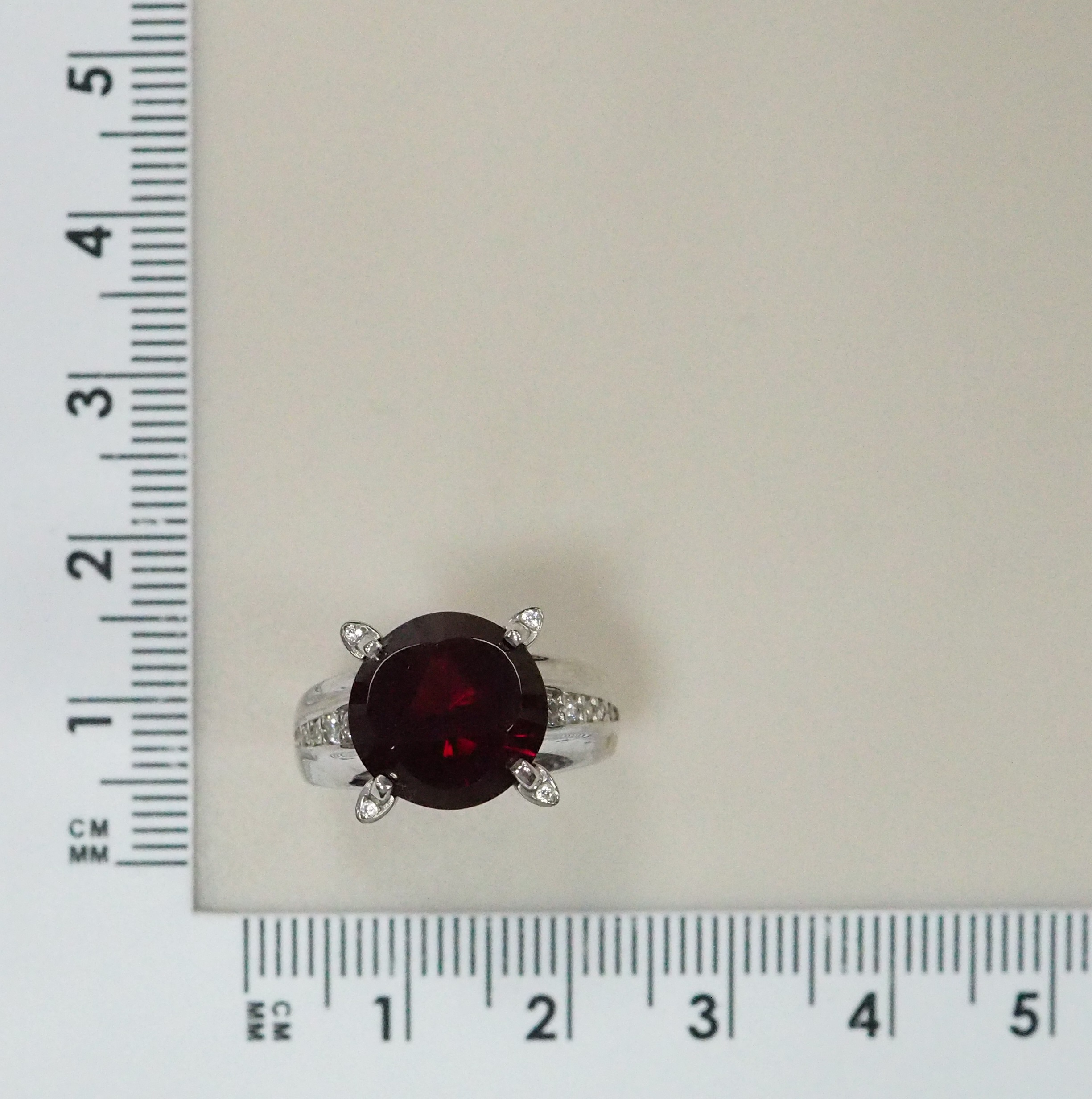 Серебряное кольцо 925 пробы; вставки 1 Гранат S; 14 Фианит бесцв.;